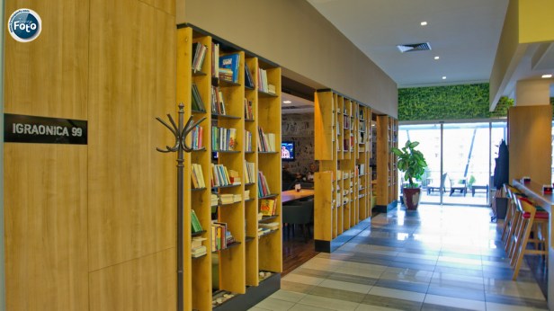 Enterijer Sony M99 (0)