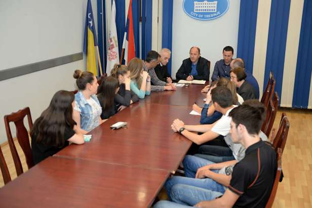 Gradonačelnik i zamjenik stipendije 2.jpg